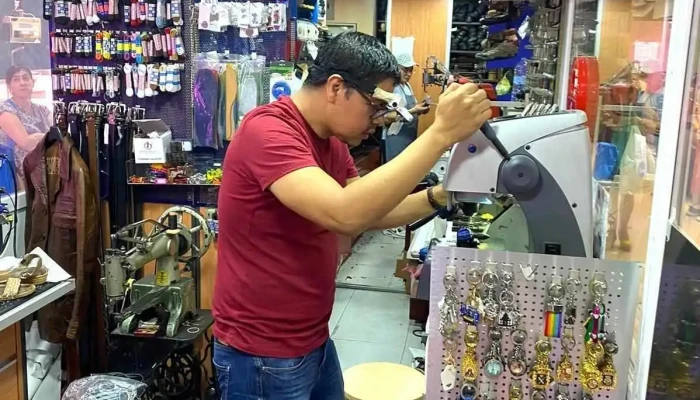 Reparación De Calzado Y Cerrajería Mercado Tetuán Servimaxi Express -  Del Propietario - Madrid